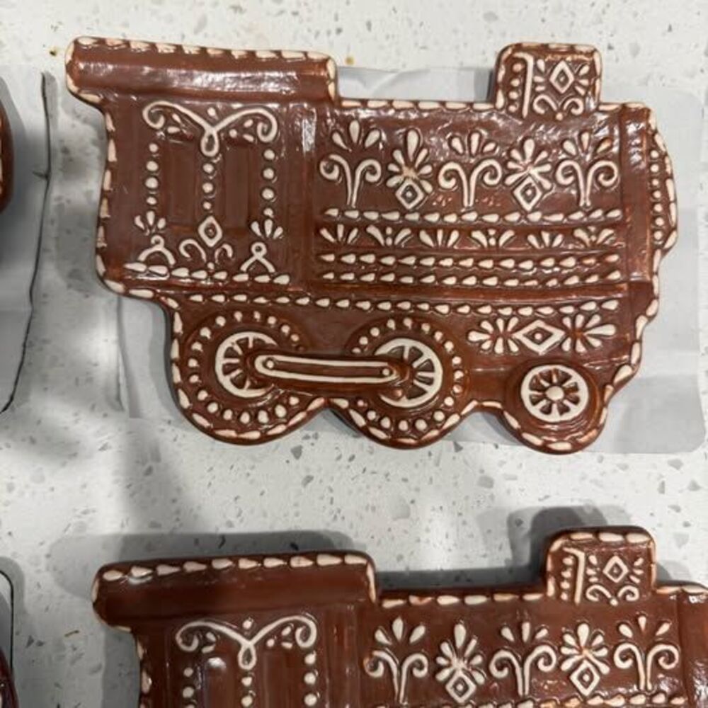 New Pottery Barn Gingerbread Train Appetizer Plates - Picture 2 of 3